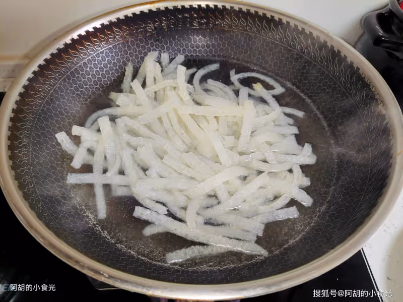 這菜冬天的才最好吃,竟還是天然洗腸菜!經常炒一盤,清香開胃、香到舔盤子,配三碗飯吃個精光