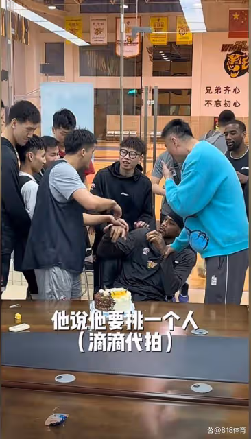 笑噴！宏遠為莫蘭德慶生拍蛋糕，大莫指定徐昕滴滴代拍眾人改拍小徐