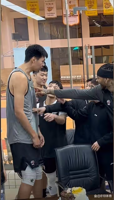 笑噴！宏遠為莫蘭德慶生拍蛋糕，大莫指定徐昕滴滴代拍眾人改拍小徐