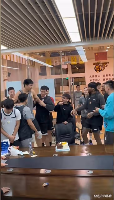 笑噴！宏遠為莫蘭德慶生拍蛋糕，大莫指定徐昕滴滴代拍眾人改拍小徐