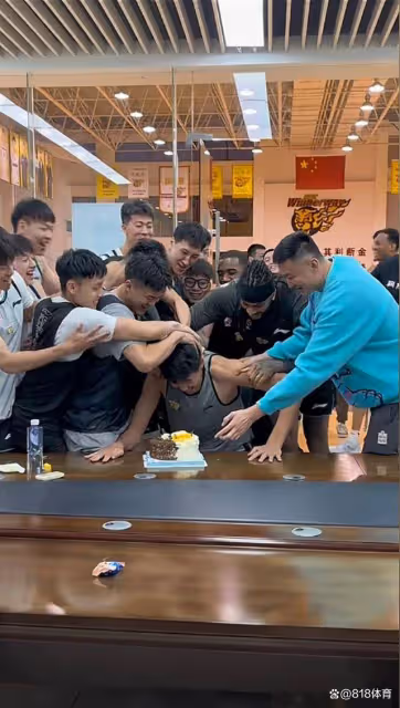 笑噴！宏遠為莫蘭德慶生拍蛋糕，大莫指定徐昕滴滴代拍眾人改拍小徐