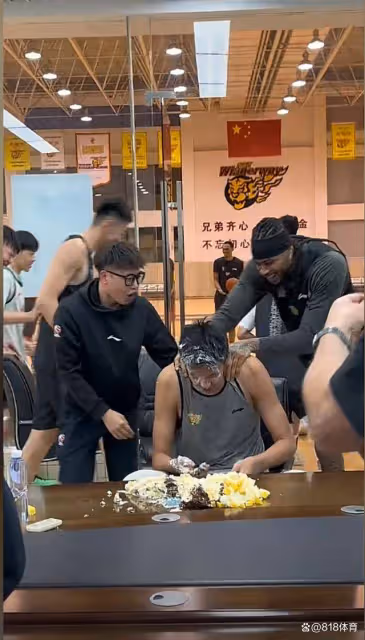 笑噴！宏遠為莫蘭德慶生拍蛋糕，大莫指定徐昕滴滴代拍眾人改拍小徐