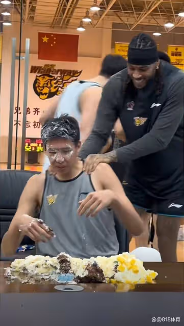 笑噴！宏遠為莫蘭德慶生拍蛋糕，大莫指定徐昕滴滴代拍眾人改拍小徐