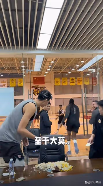 笑噴！宏遠為莫蘭德慶生拍蛋糕，大莫指定徐昕滴滴代拍眾人改拍小徐