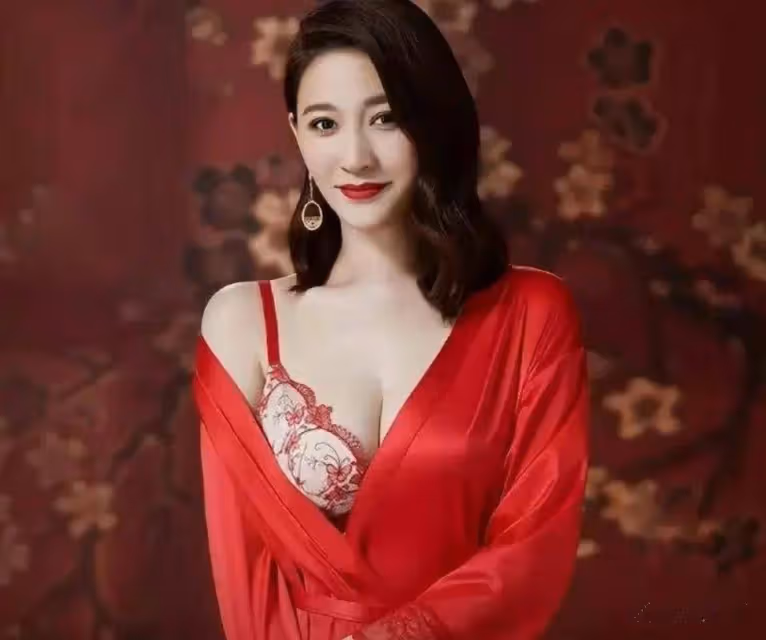 年近50的李小冉瘦成紙片人!昔日她魔鬼身材性感火辣