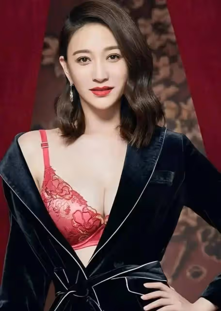 年近50的李小冉瘦成紙片人!昔日她魔鬼身材性感火辣