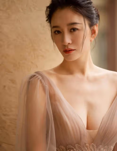 年近50的李小冉瘦成紙片人!昔日她魔鬼身材性感火辣