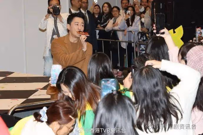 林峯現身美食節笑言像預演明年演唱會 不理大會婉拒照落台與觀眾握手