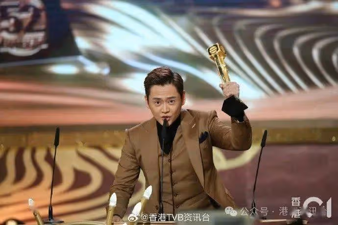 TVB當紅小生蓮塘口岸被捕獲親民合照!臉上兩變化惹整容疑雲引網民爭論