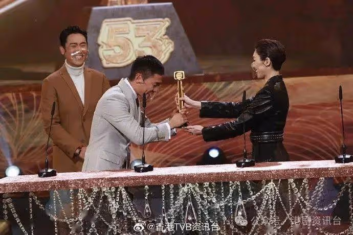 TVB當紅小生蓮塘口岸被捕獲親民合照!臉上兩變化惹整容疑雲引網民爭論
