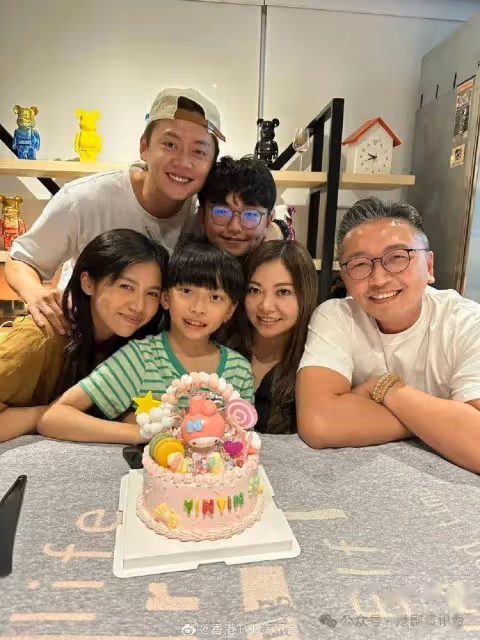 TVB當紅小生蓮塘口岸被捕獲親民合照!臉上兩變化惹整容疑雲引網民爭論