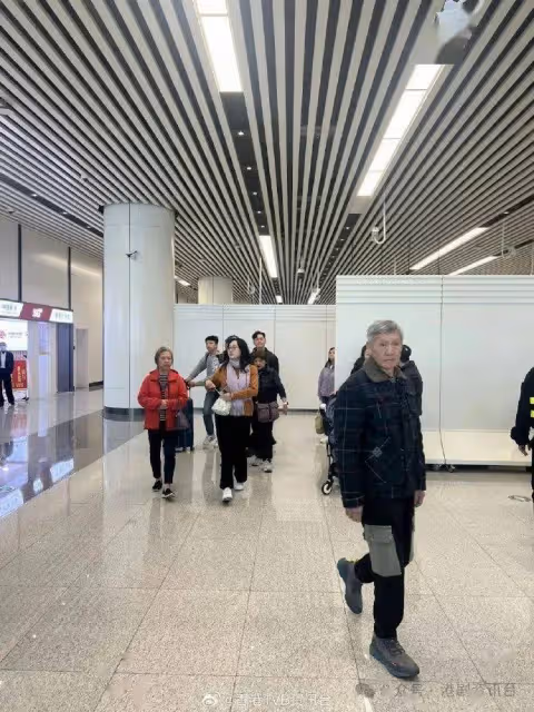 TVB當紅小生蓮塘口岸被捕獲親民合照!臉上兩變化惹整容疑雲引網民爭論