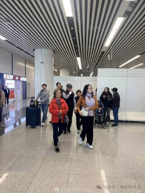 TVB當紅小生蓮塘口岸被捕獲親民合照!臉上兩變化惹整容疑雲引網民爭論