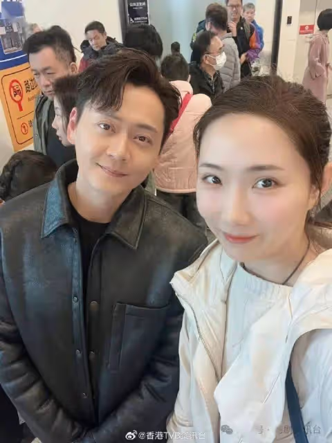 TVB當紅小生蓮塘口岸被捕獲親民合照!臉上兩變化惹整容疑雲引網民爭論