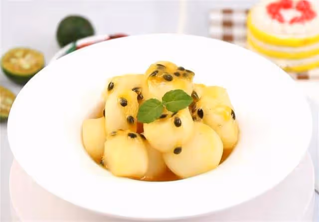 五星級酒店涼拌小甜品,百香果汁拌馬蹄,製作方法分享給大家