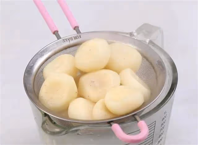 五星級酒店涼拌小甜品,百香果汁拌馬蹄,製作方法分享給大家