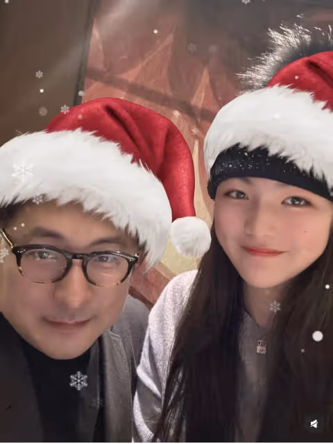 李湘曬照一家三口過聖誕!王詩齡與劉亦菲李現合影,劉亦菲太美了