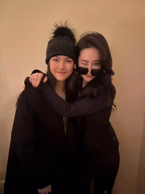 李湘曬照一家三口過聖誕!王詩齡與劉亦菲李現合影,劉亦菲太美了