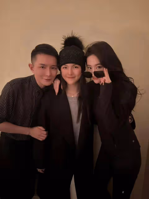 李湘曬照一家三口過聖誕!王詩齡與劉亦菲李現合影,劉亦菲太美了