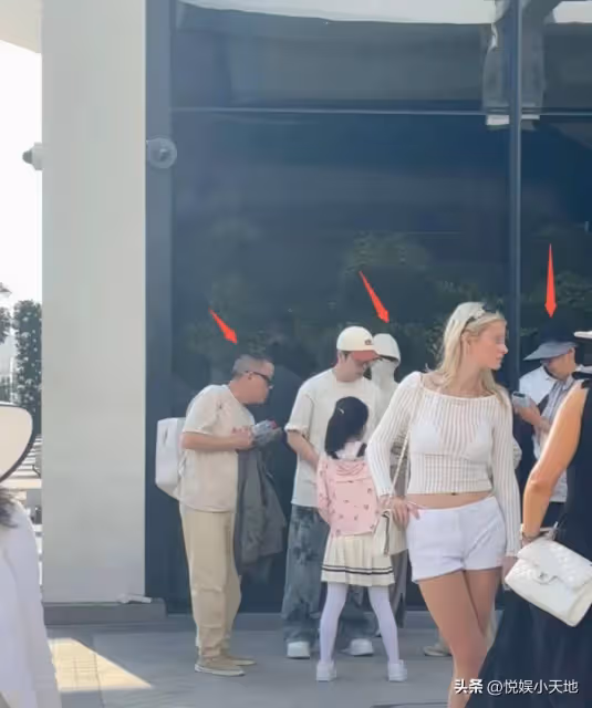 曝王櫟鑫帶家人杜拜度假,現女友罕見出鏡,雙手抱胸態度很是冷淡