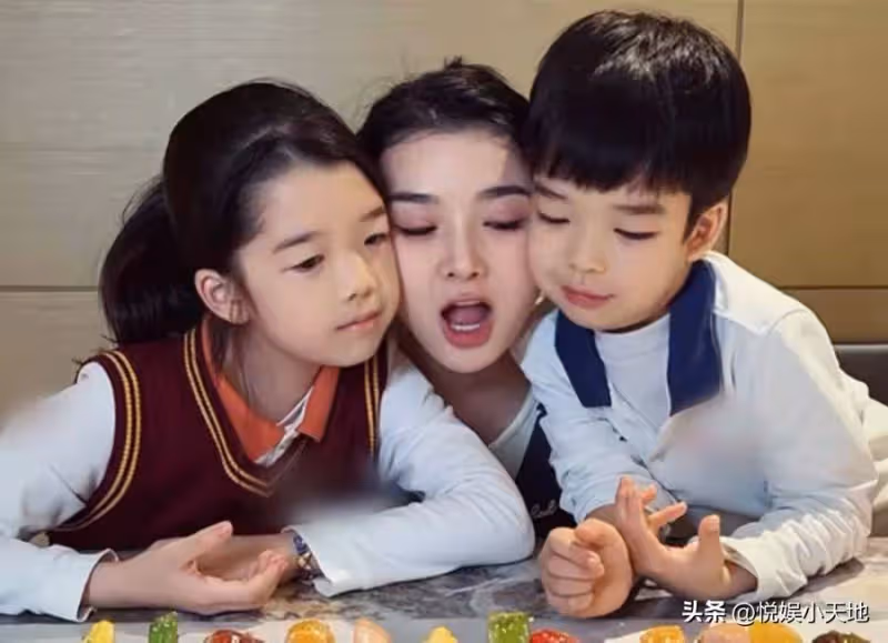 曝王櫟鑫帶家人杜拜度假,現女友罕見出鏡,雙手抱胸態度很是冷淡