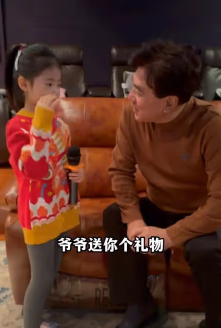朱時茂孫女正面照首曝光,濃眉大眼很漂亮,跟爺爺互動好幸福