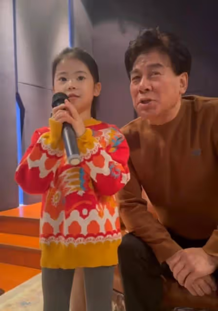 朱時茂孫女正面照首曝光,濃眉大眼很漂亮,跟爺爺互動好幸福