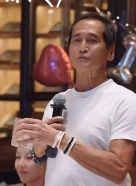妻子否認齊秦肺癌晚期,透露齊秦現狀,嗓子潰瘍,在家陪伴孩子