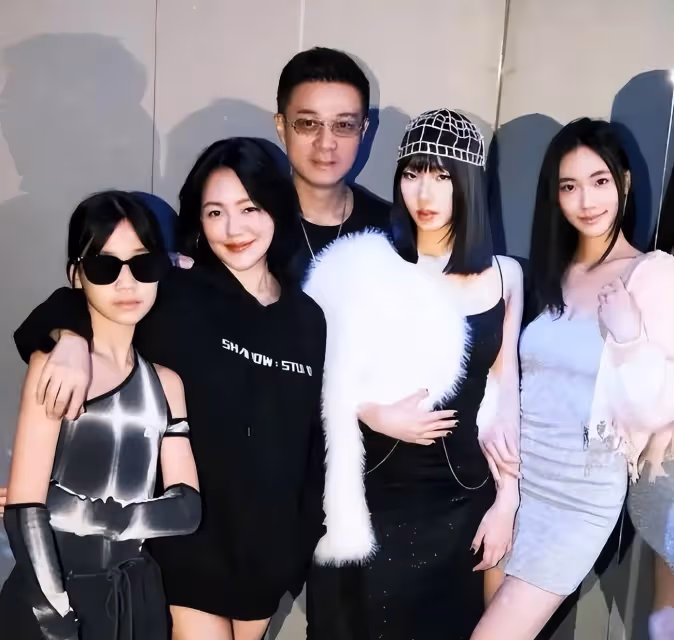大S一家慶聖誕!她臉抹煞白,耳朵因拉皮而變形,被嘲像老太太
