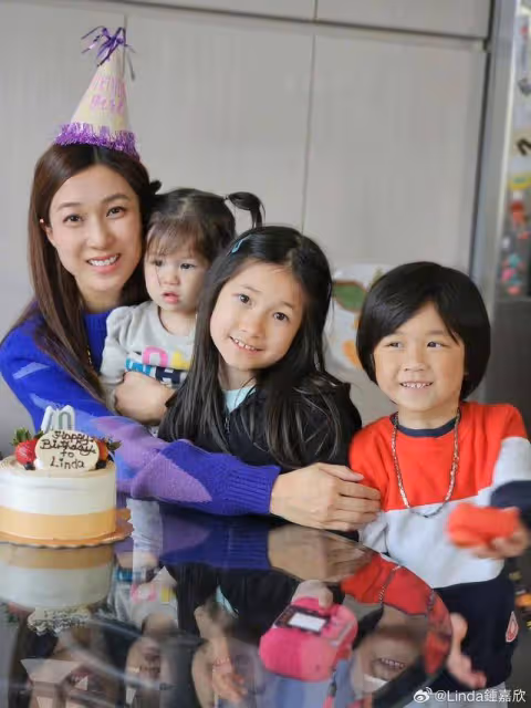 聖誕節曬近況！TVB前當家花旦一家五口外游，沙灘與老公甜蜜相擁