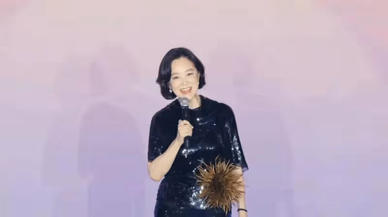70歲林青霞和59歲劉嘉玲合影,林青霞氣質超好,老了居然還這麼美