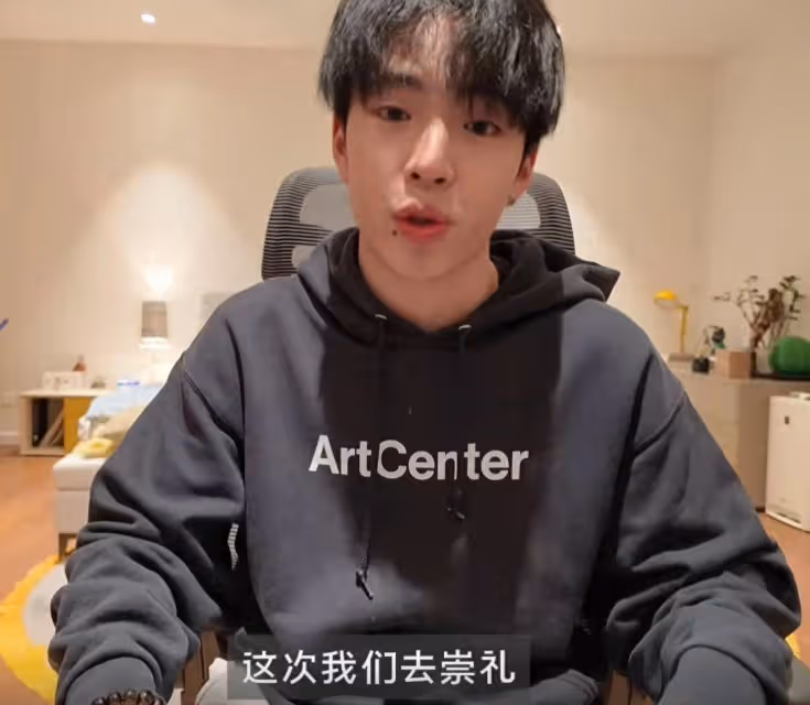 王中磊18歲兒子帶女朋友見父母，媽媽出鏡貴氣，女友鬆弛有錢漂亮