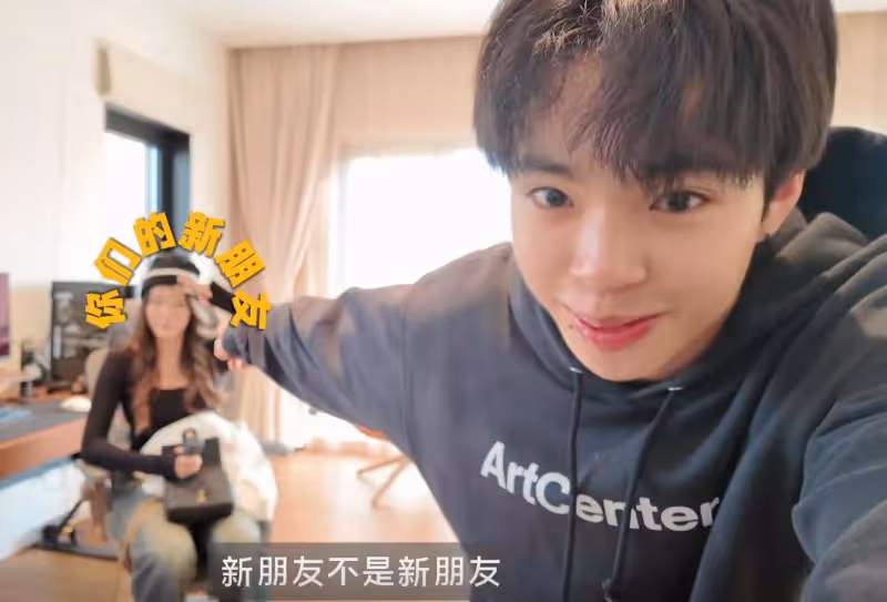 王中磊18歲兒子帶女朋友見父母，媽媽出鏡貴氣，女友鬆弛有錢漂亮
