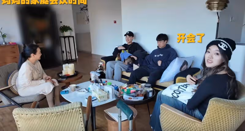 王中磊18歲兒子帶女朋友見父母，媽媽出鏡貴氣，女友鬆弛有錢漂亮