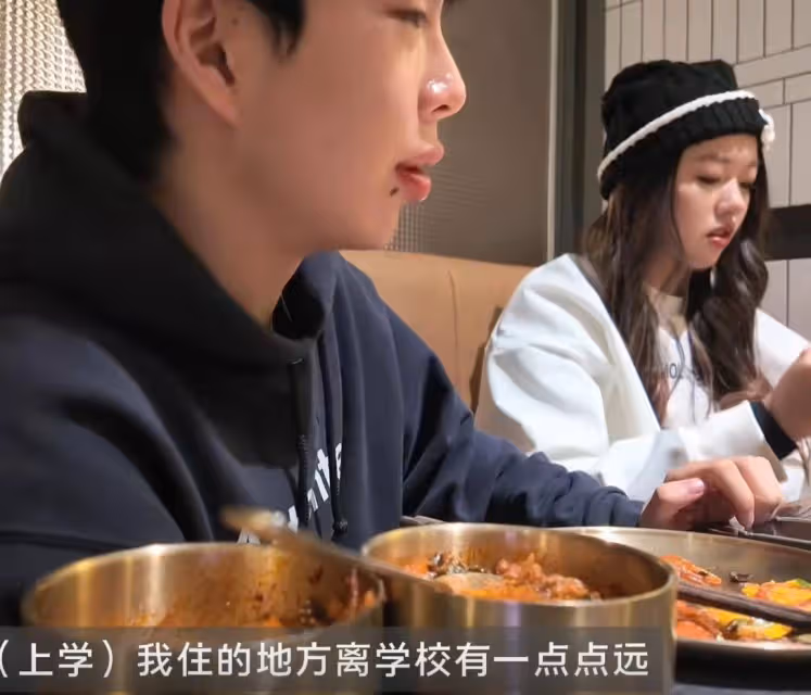 王中磊18歲兒子帶女朋友見父母，媽媽出鏡貴氣，女友鬆弛有錢漂亮