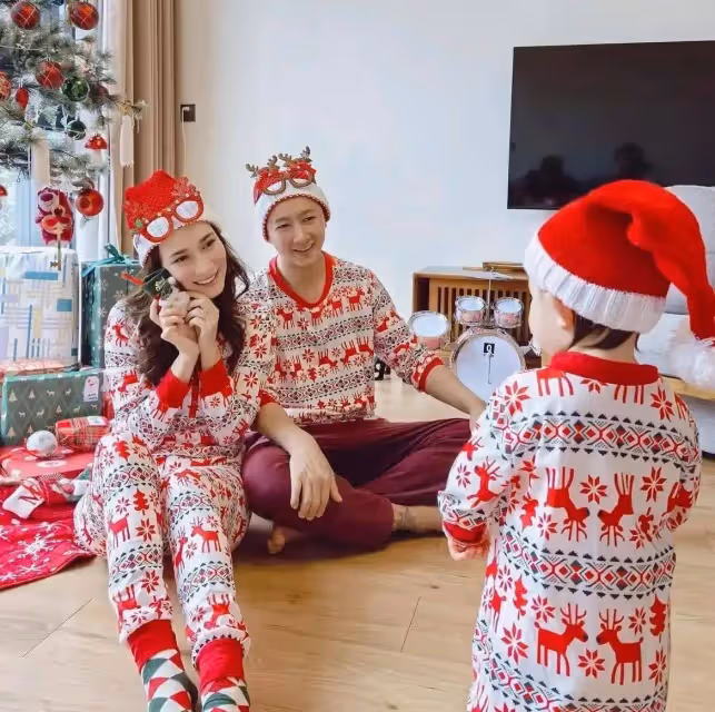 盧靖姍曬聖誕節全家福,2歲女兒跟爸爸撒嬌,韓庚一臉寵溺好有愛