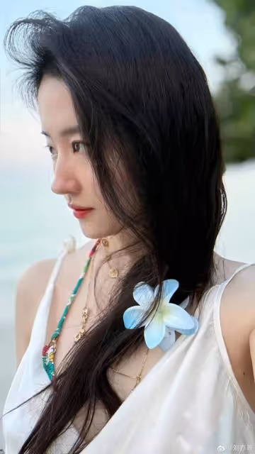 美國同學曬劉亦菲初中合照，美得令人心顫！李秀滿的名言果然沒錯