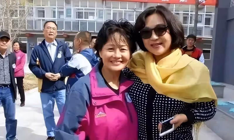 李連杰曬妻子照片,61歲利智衰老如奶奶,而62歲黃秋燕仍然美艷動人!