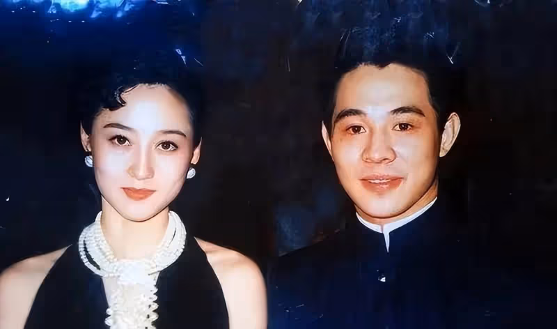 李連杰曬妻子照片,61歲利智衰老如奶奶,而62歲黃秋燕仍然美艷動人!