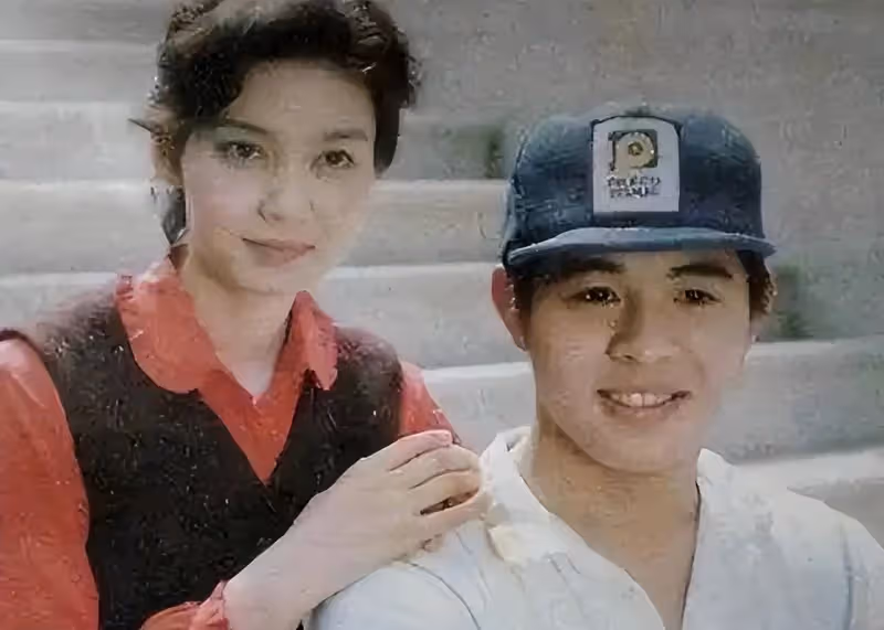 李連杰曬妻子照片,61歲利智衰老如奶奶,而62歲黃秋燕仍然美艷動人!