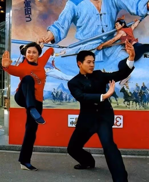李連杰曬妻子照片,61歲利智衰老如奶奶,而62歲黃秋燕仍然美艷動人!