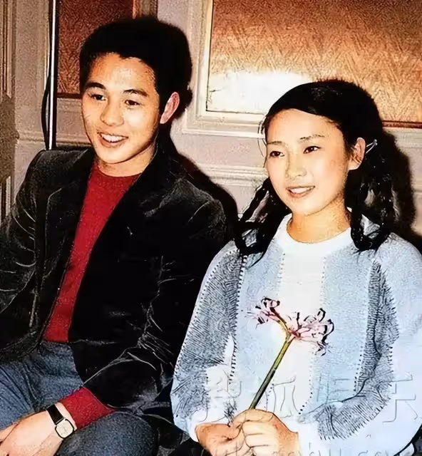 李連杰曬妻子照片,61歲利智衰老如奶奶,而62歲黃秋燕仍然美艷動人!