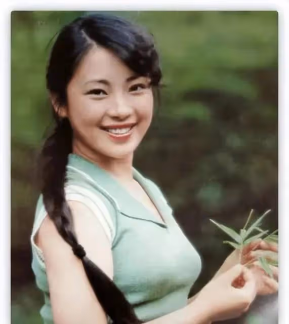 李連杰曬妻子照片,61歲利智衰老如奶奶,而62歲黃秋燕仍然美艷動人!