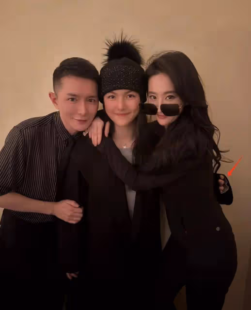 李湘聖誕節曬中式紅點饅頭,秀700萬鑽戒,王詩齡劉亦菲摟脖合照