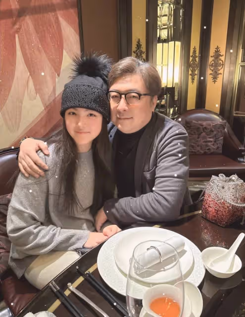 李湘聖誕節曬中式紅點饅頭,秀700萬鑽戒,王詩齡劉亦菲摟脖合照