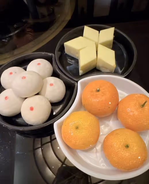 李湘聖誕節曬中式紅點饅頭，秀700萬鑽戒，王詩齡劉亦菲摟脖合照