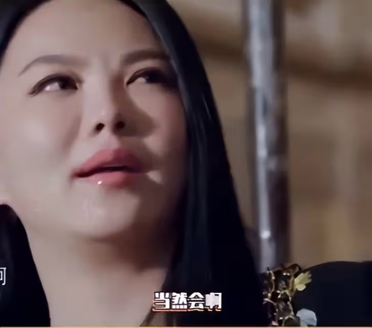 李湘聖誕節曬中式紅點饅頭，秀700萬鑽戒，王詩齡劉亦菲摟脖合照