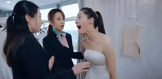 TVB藝人丁樂鍶因新劇被稱為「癲婆接班人」,曾被前輩質疑沒資格演戲,還要貪靚搶戲