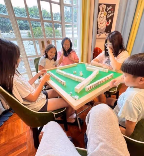 少女味!TVB金牌司儀攜16歲愛女看戲,稱與其出門怕被誤會有小三