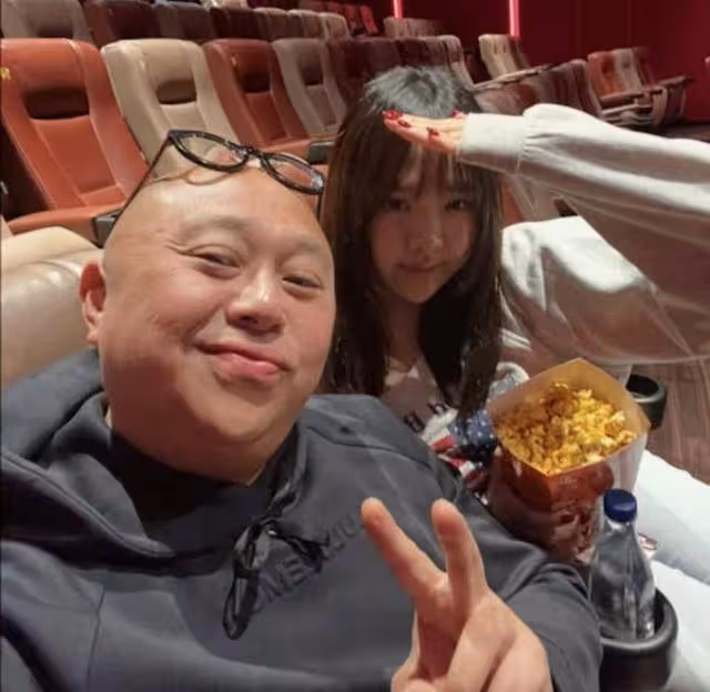 少女味!TVB金牌司儀攜16歲愛女看戲,稱與其出門怕被誤會有小三